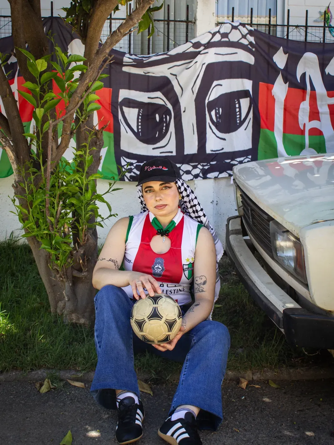 Modelo con qipao Palestino en contexto urbano