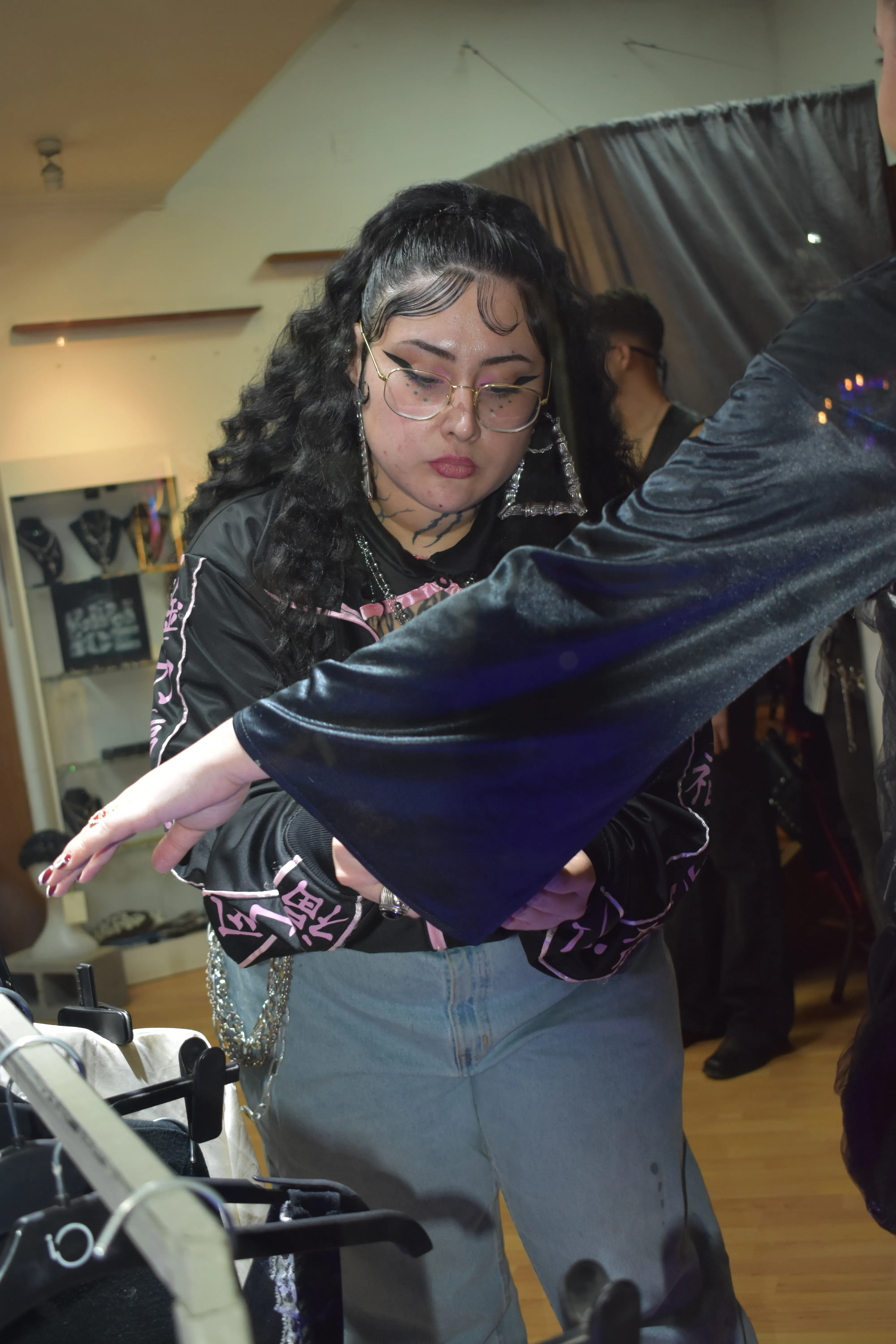 La dueña de La Japonesssa trabajando en su taller